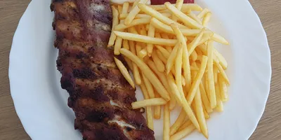 Schweinsrippen mit Brot