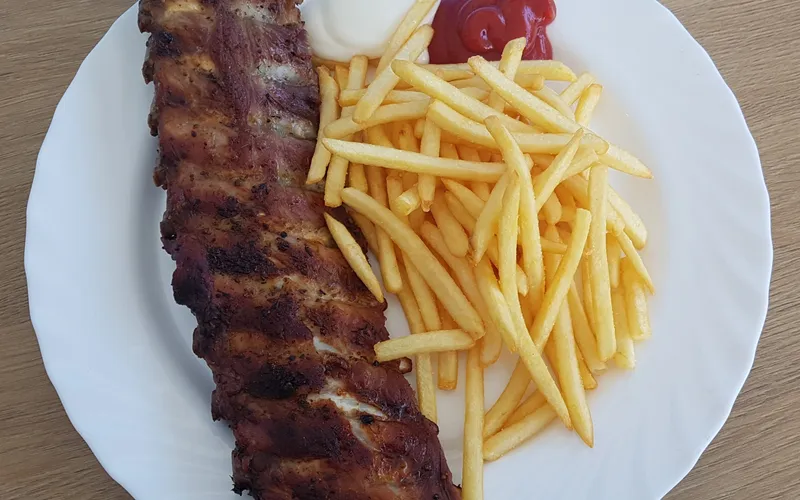 Schweinsrippen mit Brot