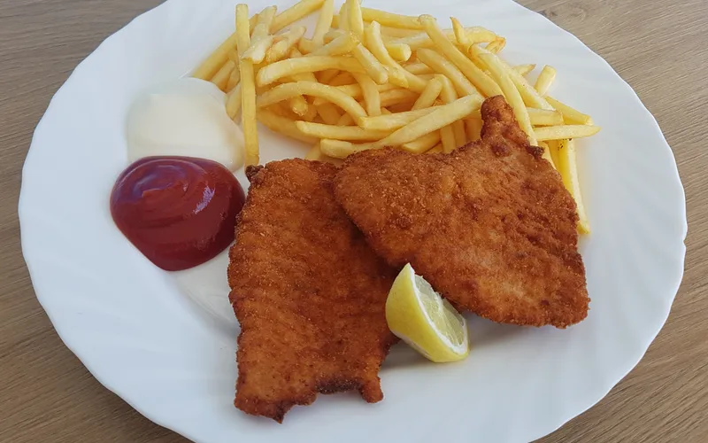 Schnitzel mit Beilage und kl. Getränk
