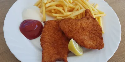 Schnitzel mit Beilage und kl. Getränk